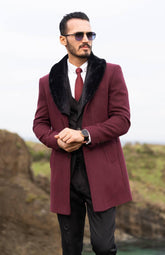 Burgunderroter Mantel mit Pelzkragen von Guild Hagen